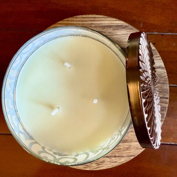 NEW BACKYARD HONEYSUCKLE 3-Wick 14.5 oz Candle Bath & Body Works - Picture 3 of 3